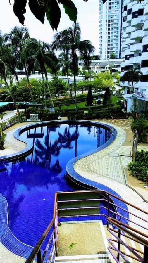 Agoda C View @ Sri Sayang Beach Resort Batu Feringgi Luaran gambar