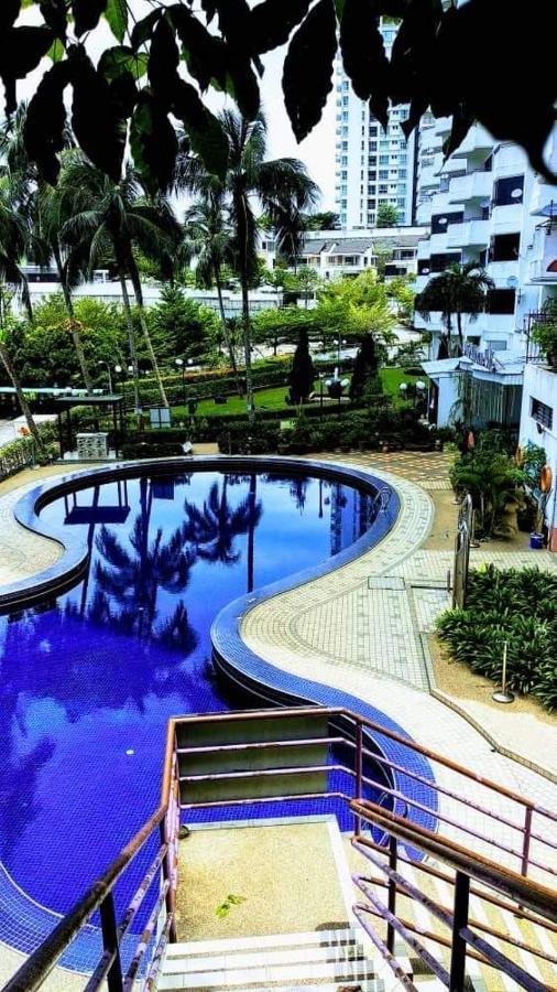Agoda C View @ Sri Sayang Beach Resort Batu Feringgi Luaran gambar
